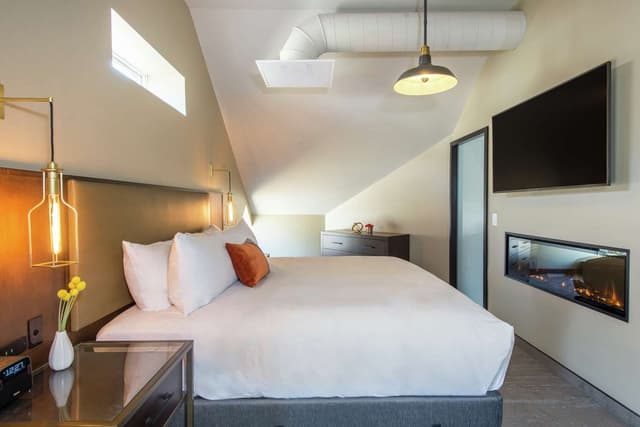 1 KING BED SUPR 1 BDRM SUITE ADJ SUITES BLDG