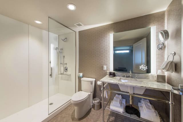 1 KING BED STUDIO ADJ SUITES BLDG