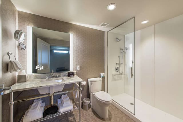 2 QUEEN BEDS SUPR 1 BDRM STE ADJ SUITES BLDG