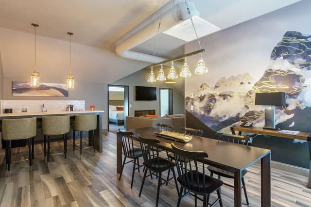 1 KING BED SUPR 1 BDRM SUITE ADJ SUITES BLDG