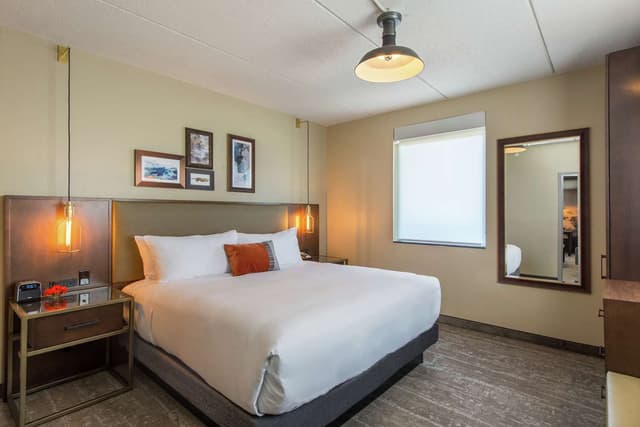 1 KING BED DLX 1 BDRM SUITE ADJ SUITES BLDG