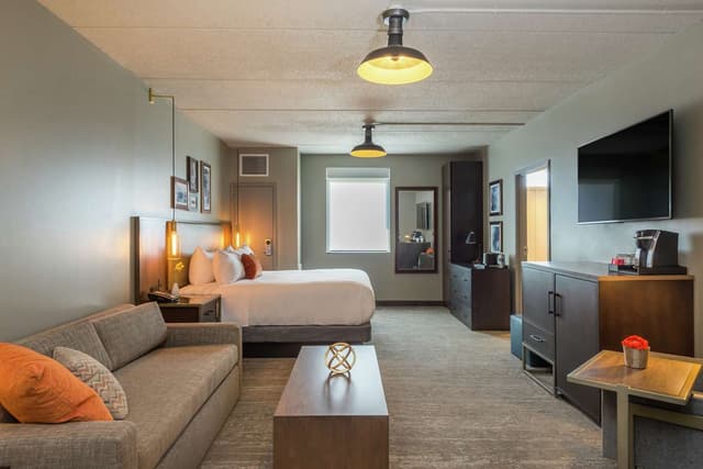 1 KING BED STUDIO ADJ SUITES BLDG