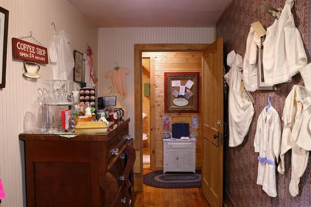 Comfort Room, 1 Queen Bed, Private Bathroom (Nanny's Attic) Not Pet Friendly