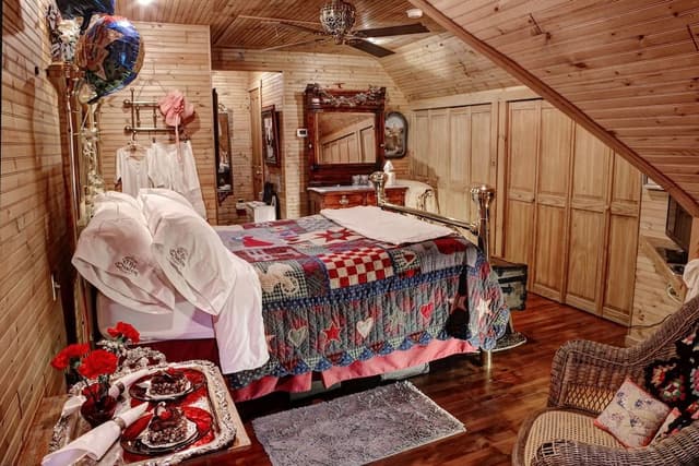 Comfort Room, 1 Queen Bed, Private Bathroom (Nanny's Attic) Not Pet Friendly