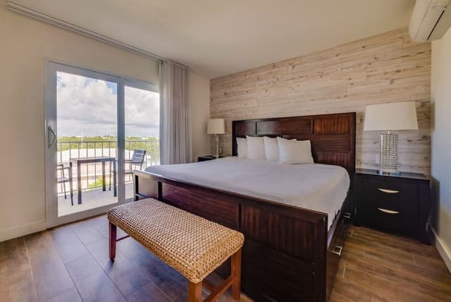 Suite, 1 Bedroom, Balcony, Bay View (King)