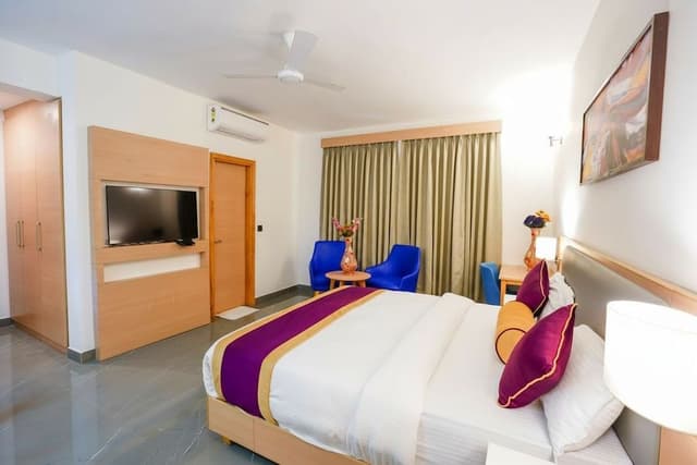 Deluxe Room, 1 Queen Bed, Balcony