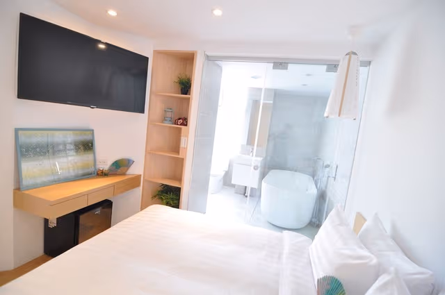 Grand Double Room, Bathtub
