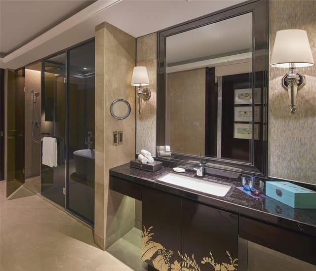 KING DELUXE SUITE OCEAN VIEW -LOUNGE ACCESS