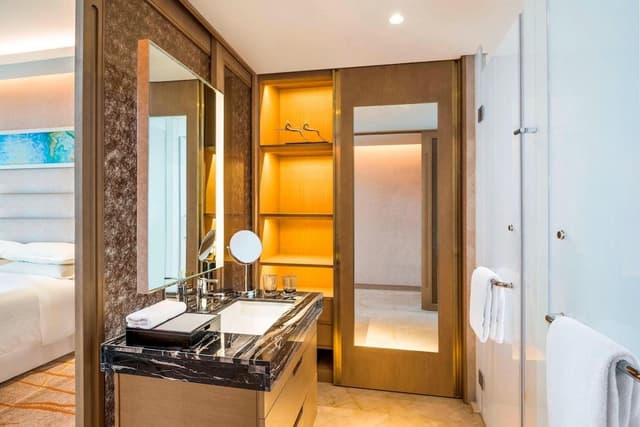 Club Room, 2 Twin Beds, City View