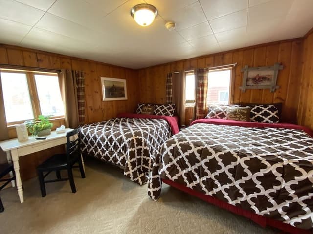 Cabin (RUSTIC COMFORT,2 QUEEN,KITCHENETTE)