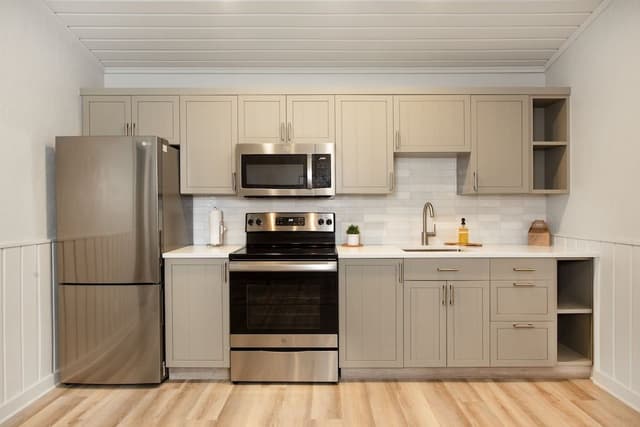 Twin Cabin (1 King, Full Kitchen, No Pets)