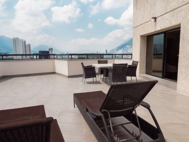 1 KG BED SUPERIOR-BALCONY ACCESSIBLE ROOM