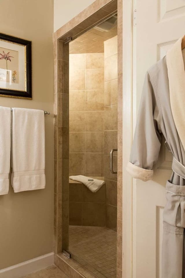 Classic Room, 1 King Bed, Non Smoking, Private Bathroom