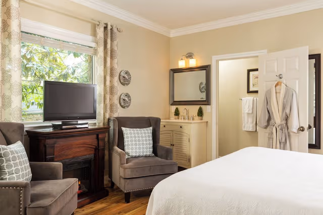 Classic Room, 1 Queen Bed, Non Smoking, Private Bathroom