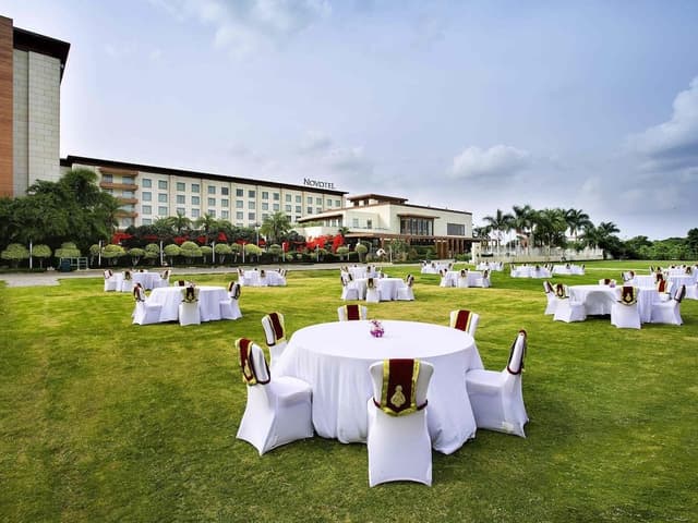 Premier King Bed with Pool View and Lounge Access - Happy Hours 6:30 PM to 8:30 PM