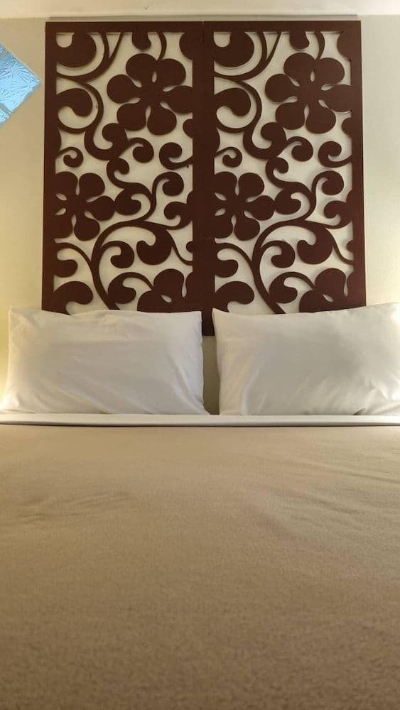 Queen Air Conditioning Room with Garden View