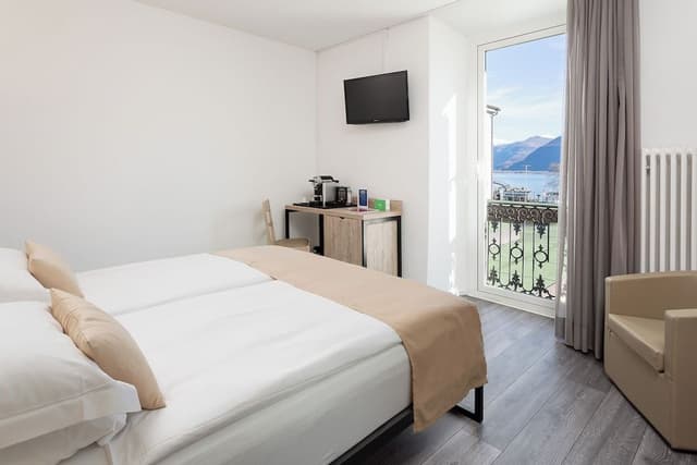 Room, Lake View