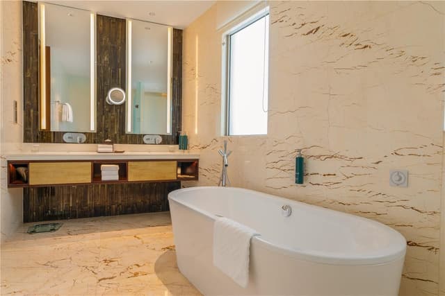 KING ONE BEDROOM SUITE CITY VIEW