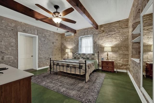 House, Multiple Beds, Patio (3499 W US 290- Main)