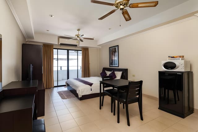 Deluxe Apt. Seated Balcony
