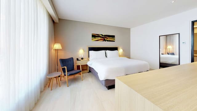 1 KING BED JUNIOR SUITE