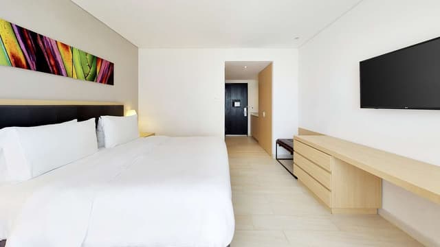 1 KING BED