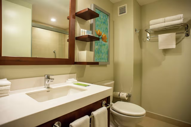 1 QUEEN W/MINI-FRIDGE STUDIO SUITE NS