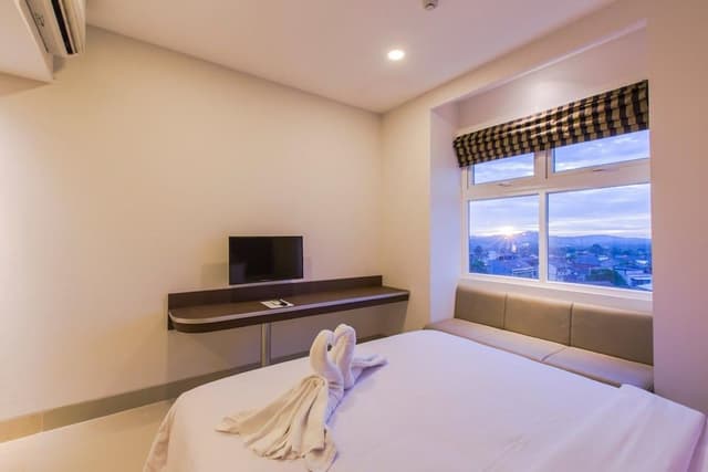 Deluxe with BathTub
