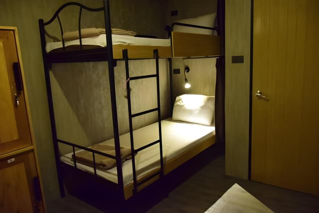 Mixed Dormitory, Shared Bathroom