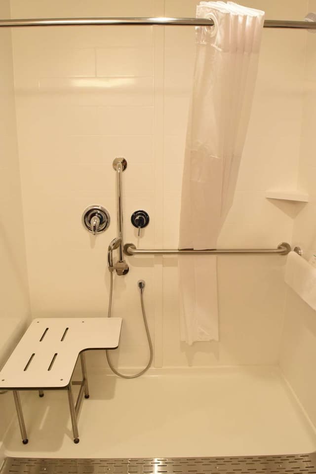 2 QNS MOBILITY ACCESS ROLL IN SHOWER NOSMOK