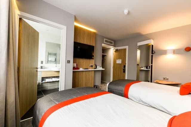 Standard Room, 2 Twin Beds (with Free Hot Breakfast)