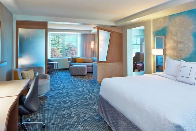 Suite, 2 Bedrooms, Lake View (Balcony)