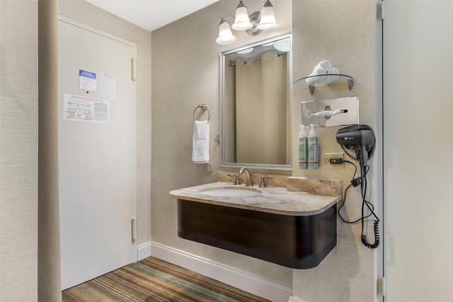 Standard Room, 1 Queen Bed, Non Smoking, Refrigerator & Microwave