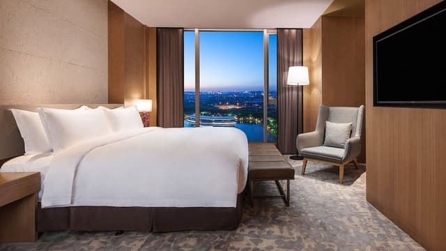 Suite, 1 Bedroom, Lake View (Living Area)