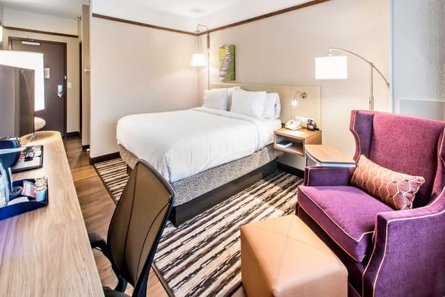 1 QUEEN BED