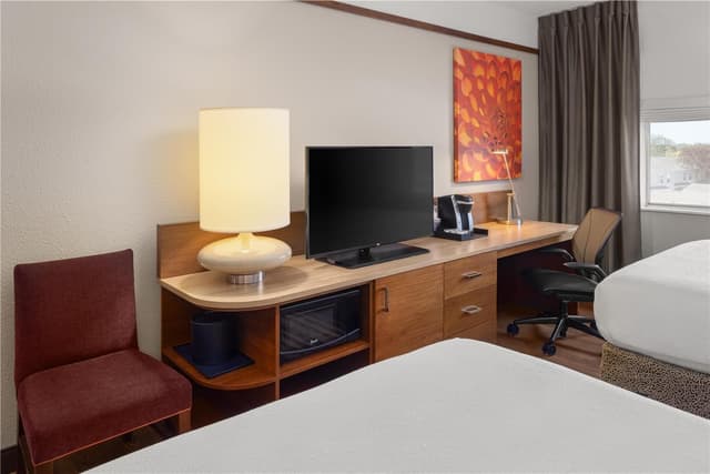 2 QUEEN HEARING ACCESSIBLE ROOM