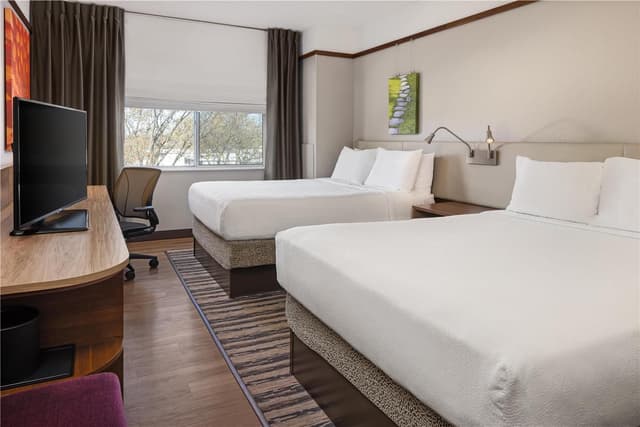 2 QUEEN HEARING ACCESSIBLE ROOM