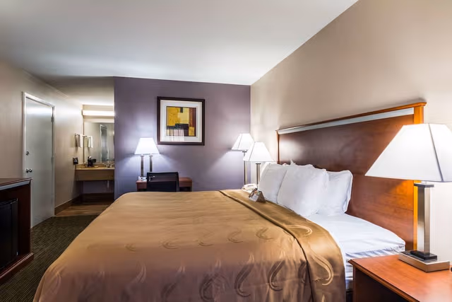 Room, 1 King Bed, Accessible, Ground Floor
