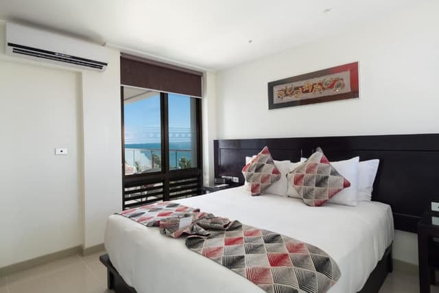 2 Bedroom Ocean / Partial view