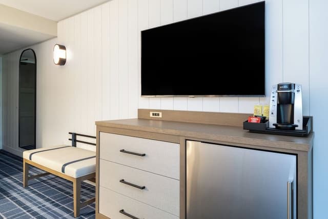 Standard Room, 1 King Bed, Balcony