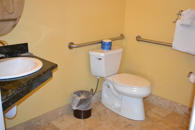 2 Queen Beds, Kitchen, Accessible