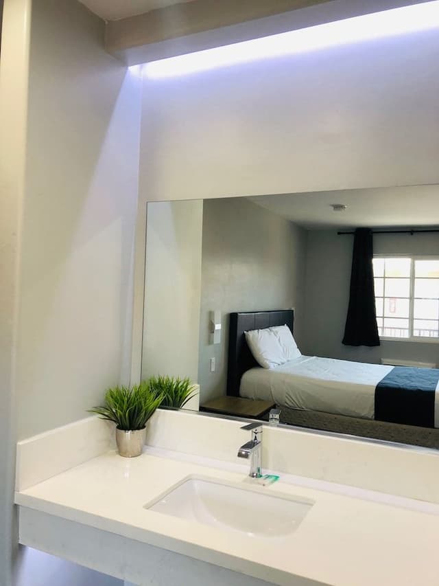 Deluxe Room, 1 Queen Bed