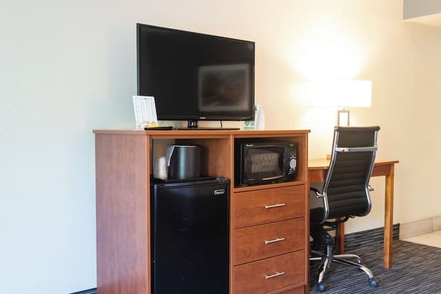 1 King Bed with Sofa bed, Fireplace, Soaking Tub, Private Balcony on River