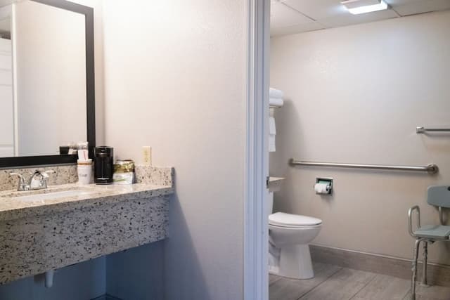 2 Queen Beds, Fireplace, Private Balcony on River (Mobility Accessible)