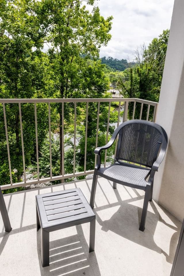 2 Queen Beds, Fireplace, Private Balcony on River (Mobility Accessible)