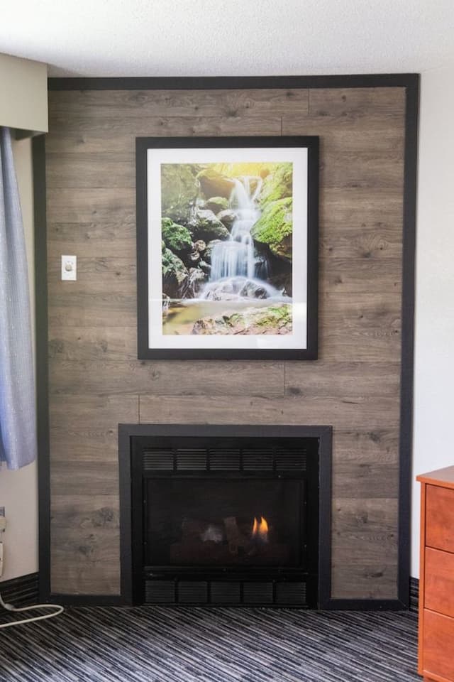1 King Bed with Sofa bed, Fireplace, Soaking Tub, Private Balcony on River