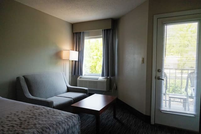 2 Queen Beds, Fireplace, Private Balcony on River