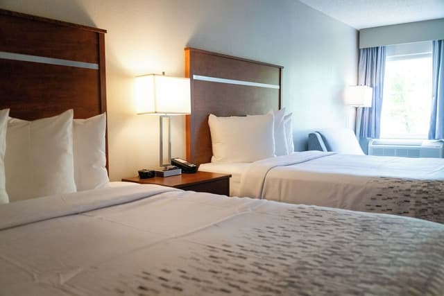 2 Queen Beds, Fireplace, Private Balcony on River