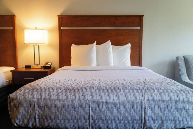2 Queen Beds, Fireplace, Private Balcony on River