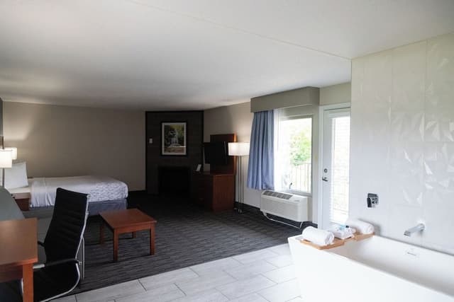 1 King Bed with Sofa bed, Fireplace, Soaking Tub, Private Balcony on River
